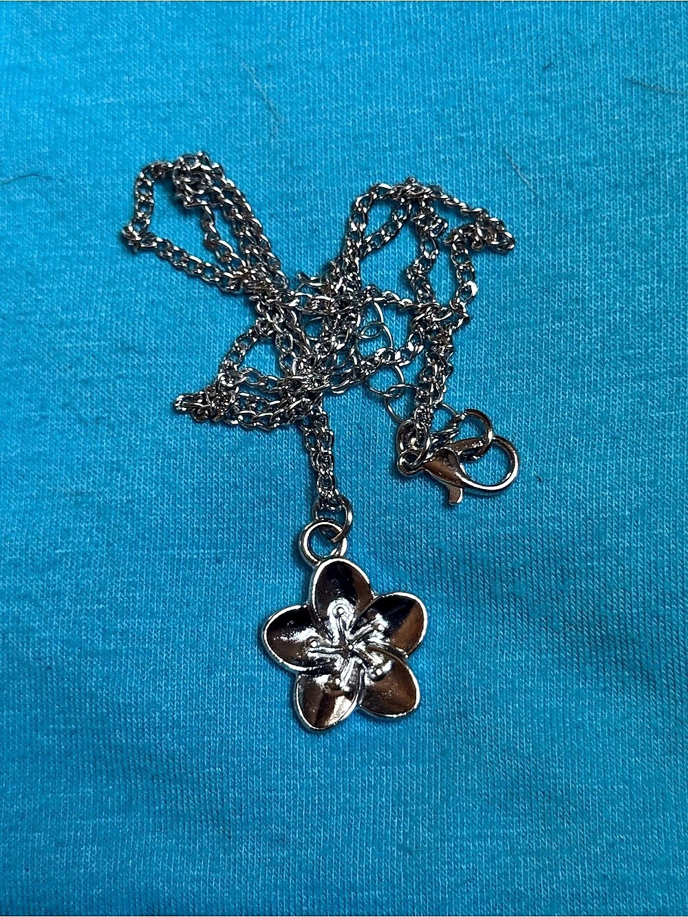 Silver-Tone Flower Pendant Necklace Like New